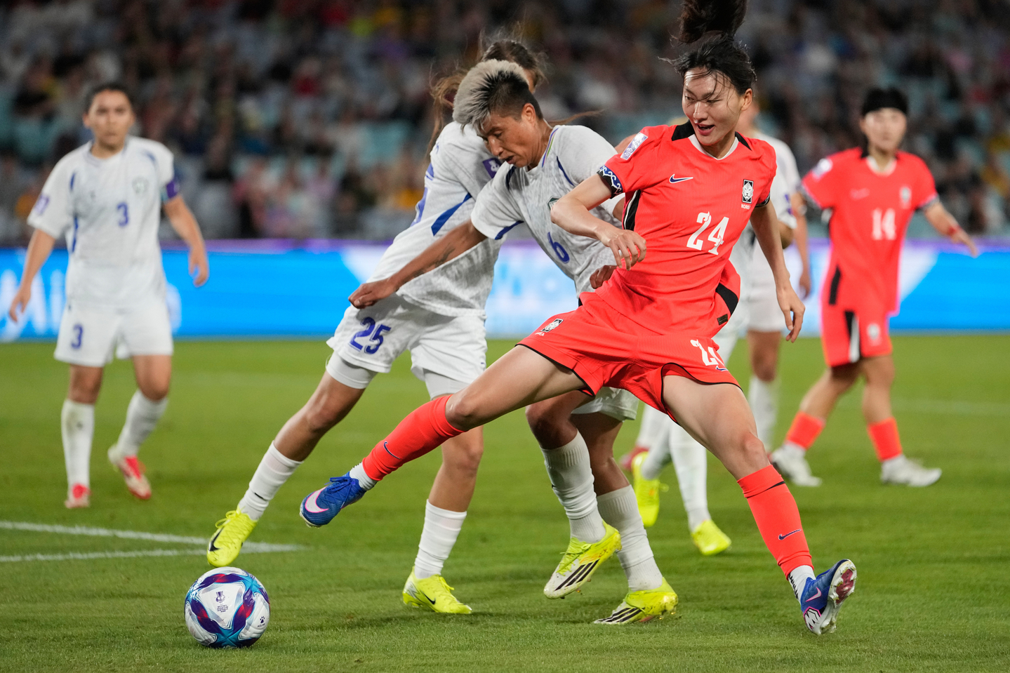 Korea's Lee Eun-young, right, and Uzbekistan's Dilrabo Asadova battle for the ball during the Women's Asian Cup quarterfinal soccer match between Korea and Uzbekistan at Stadium Australia in Sydney on March 14. [AP/YONHAP]