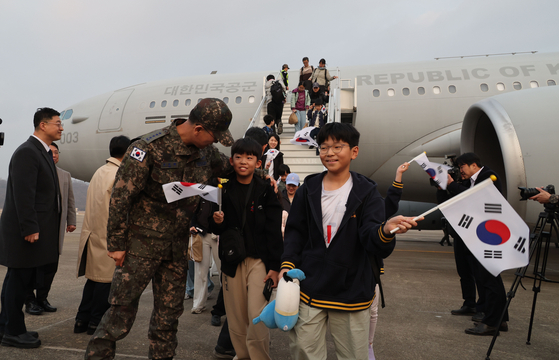 Korean nationals arrive at Seoul Air Base in Seongnam, Gyeonggi, on March 15, after being evacuated from Riyadh, Saudi Arabia, the first evacuation using a military plane since the conflict in the Middle East began late last month. A KC-330 Cygnus multirole aerial tanker carrying 204 Koreans and seven foreign nationals departed from Riyadh the day before, in an airlift operation named “Desert Shine." [JOINT PRESS CORPS]