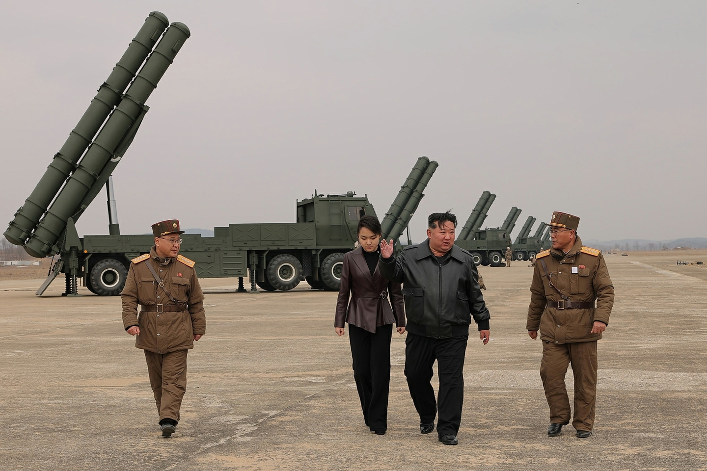 North Korean leader Kim Jong-un, second from right, and his daughter Kim Ju-ae attend North Korea's firepower strike drill involving 600-millimeter (24-inch), ultra-precision multiple rocket launchers on March 14 in this photo published by the state-run Rodong Sinmun on March 15. [NEWS1]
