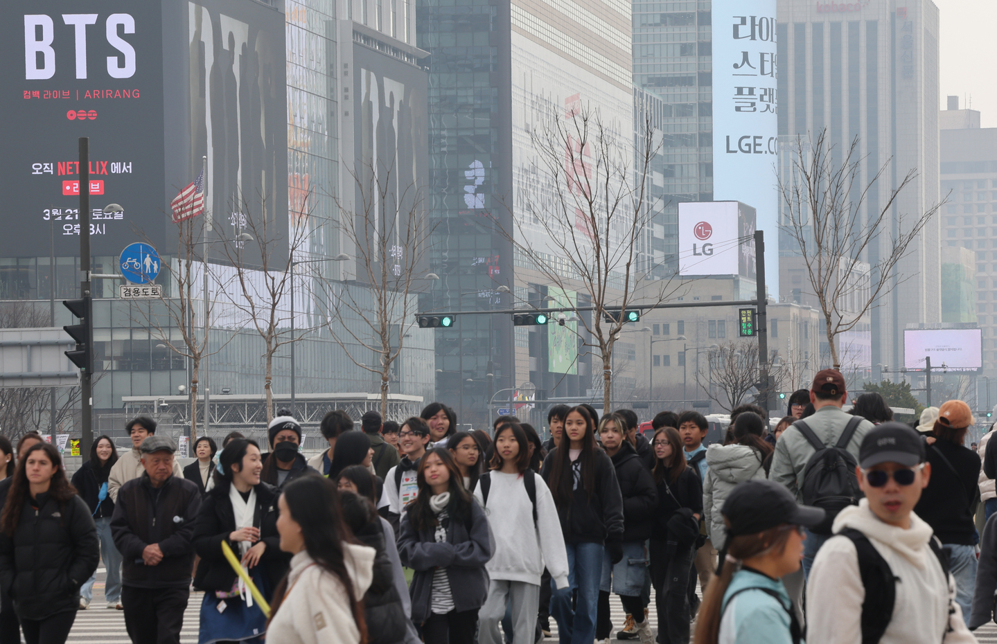 Foreign tourists and residents walk near Gwanghwamun Square in central Seoul on March 15. [YONHAP] 