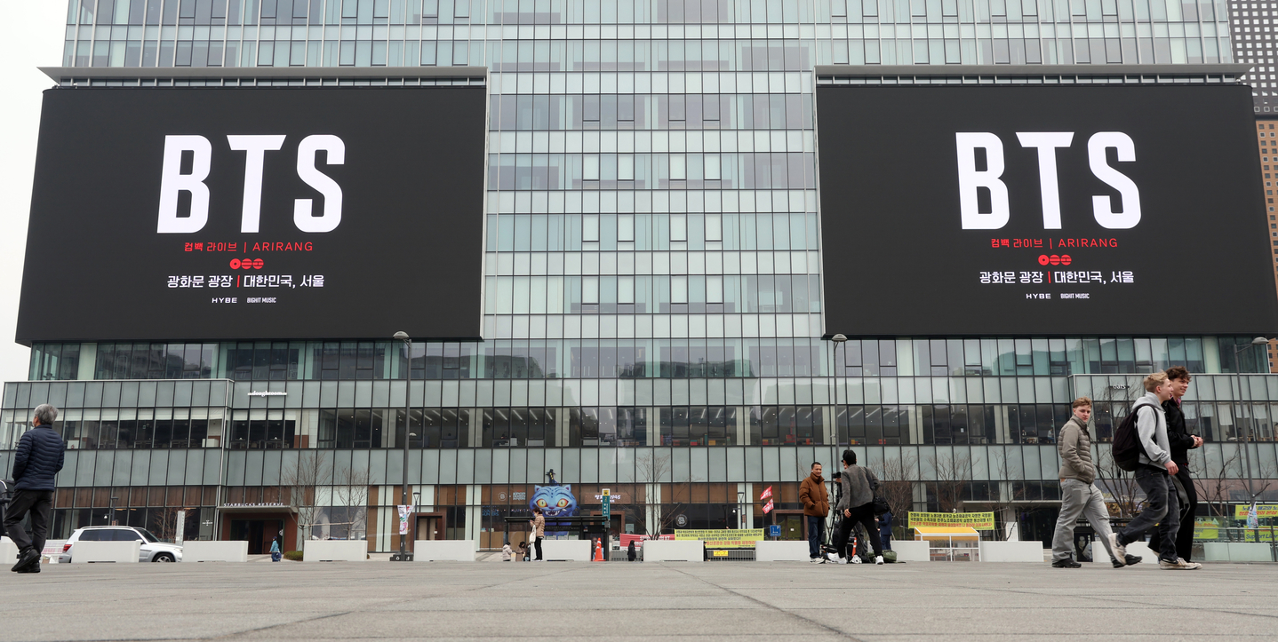 A screen on the KT Building in Jongno District, central Seoul, displays an advertisement for BTS’s comeback live performance on March 15. [NEWS1]