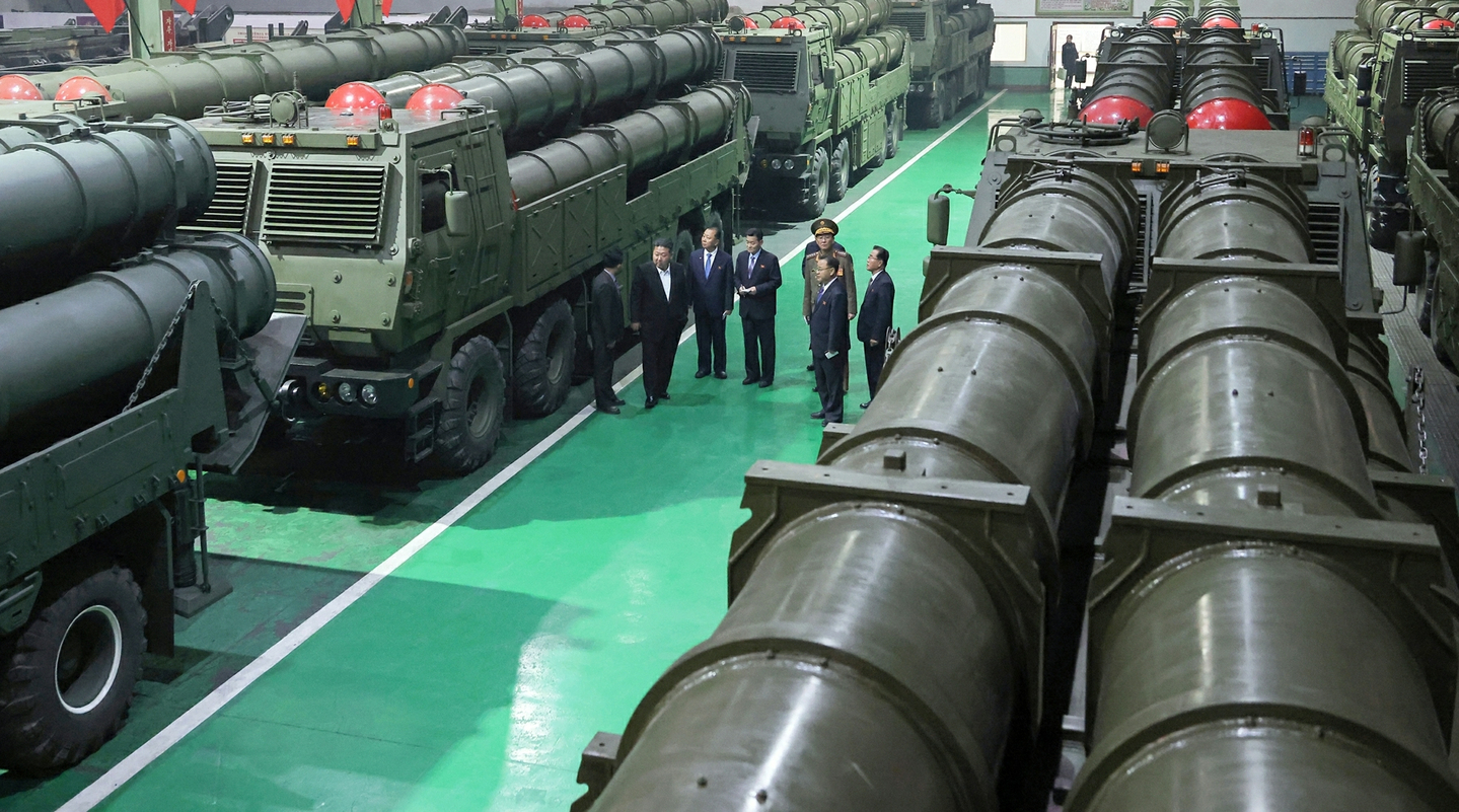 North Korean leader Kim Jong-un, second from left, inspects multiple rocket launchers produced at a munitions factory on Dec. 28, 2025, in this photo carried by the Rodong Sinmun on Dec. 30. [NEWS1] 