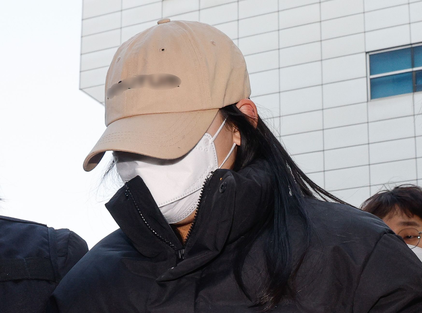 Kim So-yeong, accused of giving drug-laced drinks to men, attends a warrant review hearing at the Seoul Northern District Court in Dobong District, northern Seoul, on Feb. 12. [NEWS1]