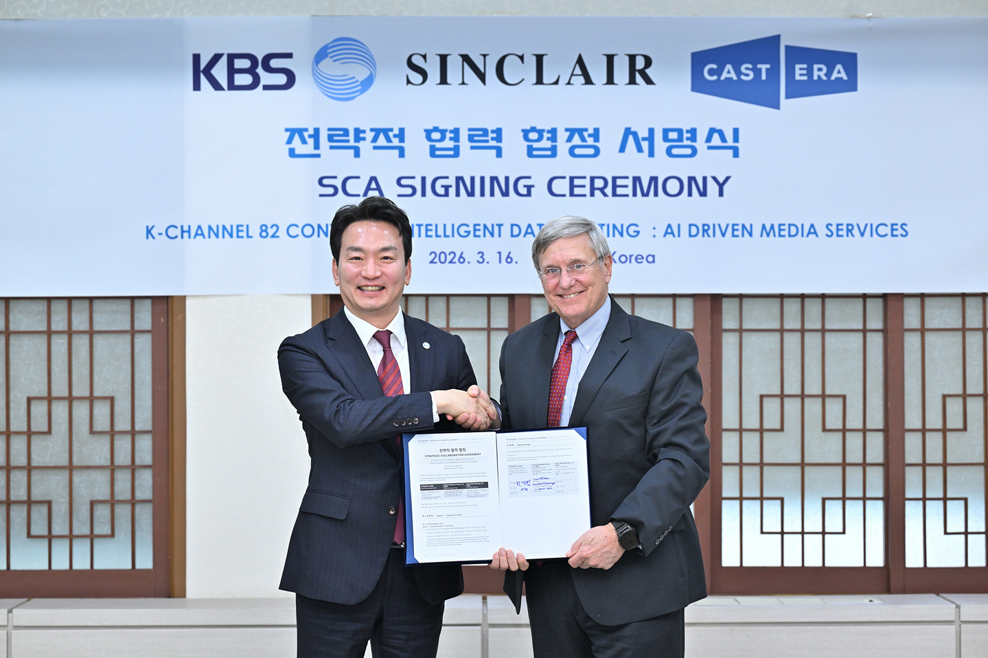 KBS President Park Jang-beom, left, and Sinclair Broadcast Group President Del Parks sign for a photo at a signing ceremony for a strategic collaboration agreement to create a new channel in the United States, on March 16. [KBS]