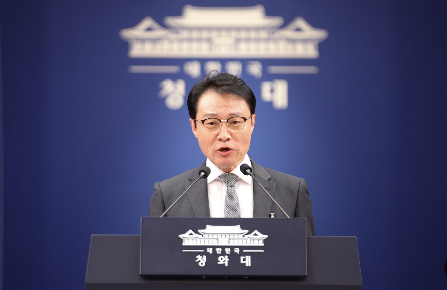 Lee Kyu-youn, public communications secretary, speaks during a briefing at the Blue House in central Seoul on March 16. [NEWS1]