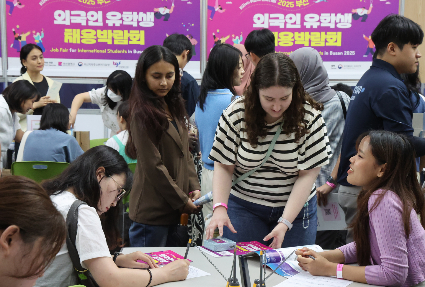Various job seekers look around the Job Fair for International Students in Busan held in Haeundae District, Busan, on Aug. 19, 2025. [SONG BONG-KEUN]