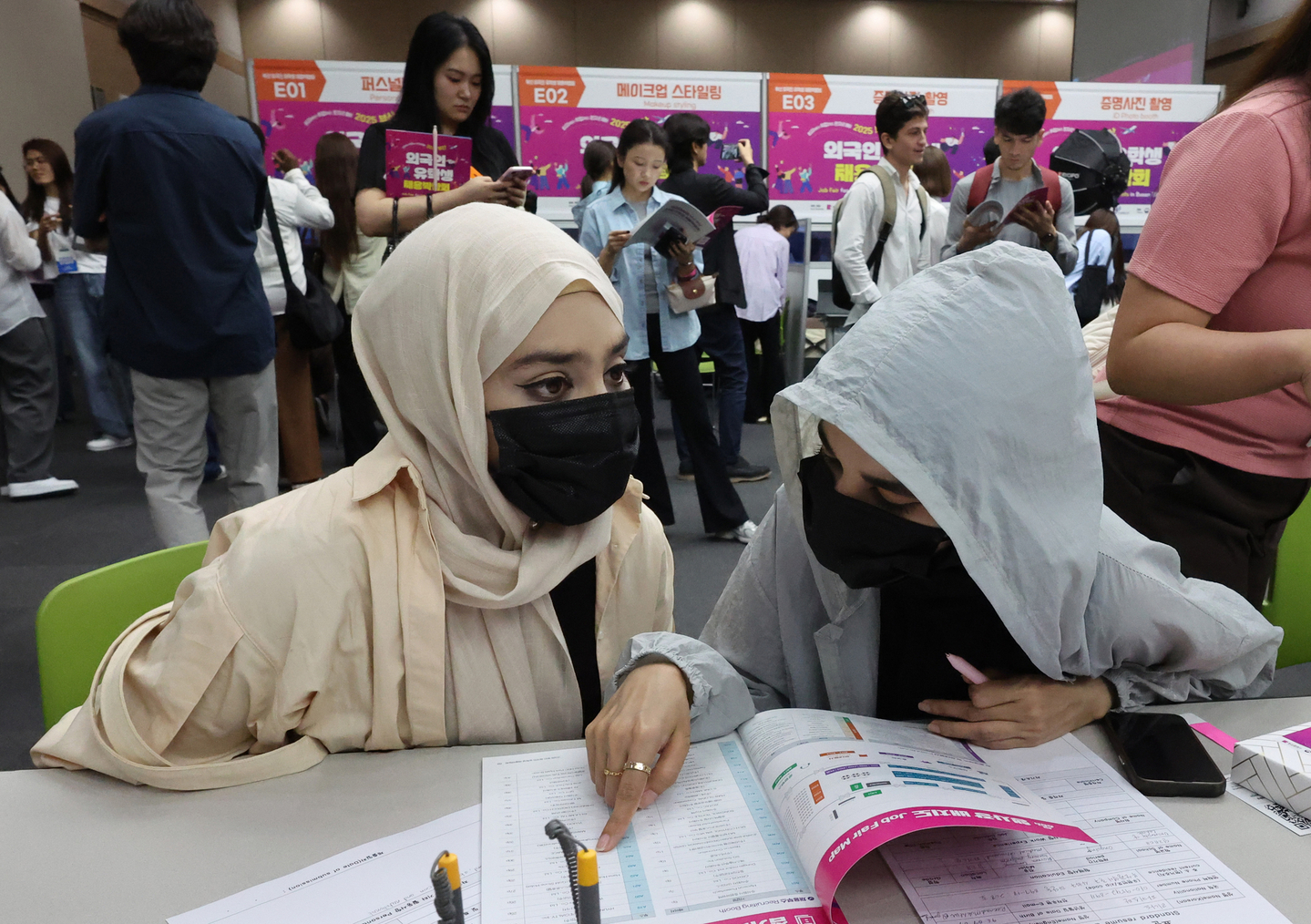 Foreign students seeking jobs crowd the venue during an employment fair for international students at Exhibition Hall 2 of Bexco in Haeundae District, Busan, on Aug. 19, 2025. [JOONGANG ILBO]