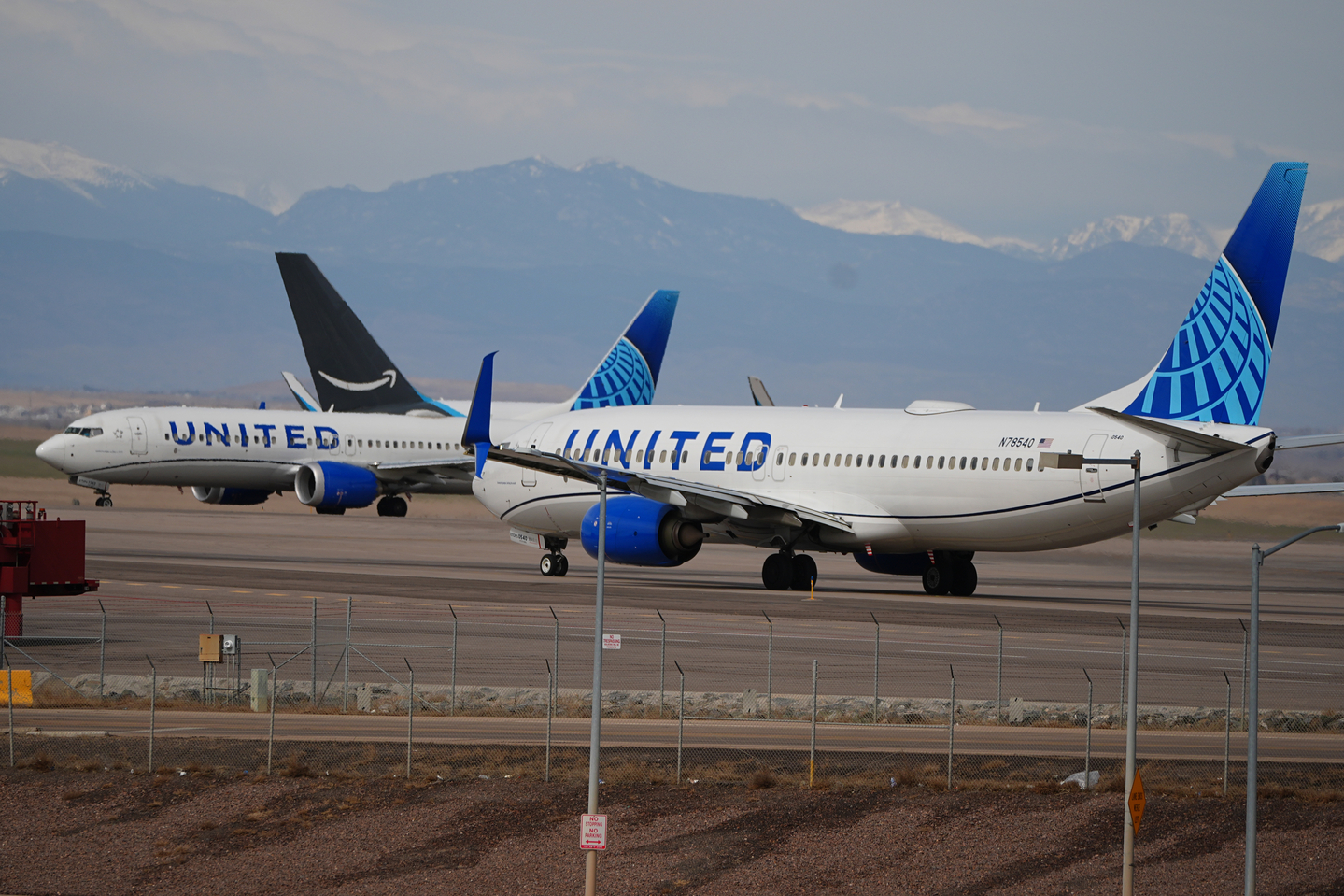 United Airlines jetliners gather on the tarmac to wait for clearance to take off as high winds strafe Denver International Airport in Denver on March 12. [AP/YONHAP] 