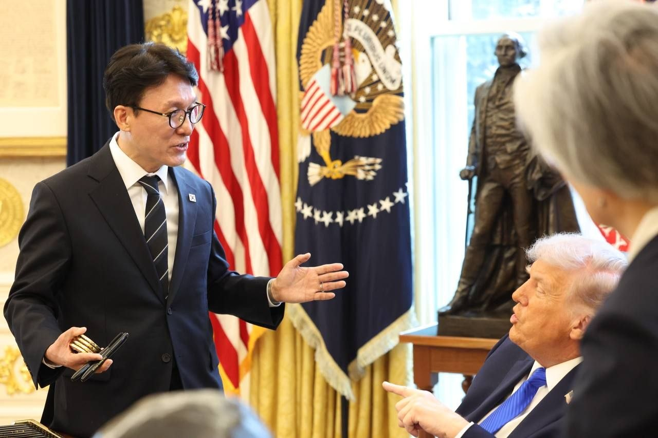Prime Minister Kim Min-seok, left, speaks with U.S. President Donald Trump at the White House in Washington on March 13. [PRIME MINISTER'S OFFICE]