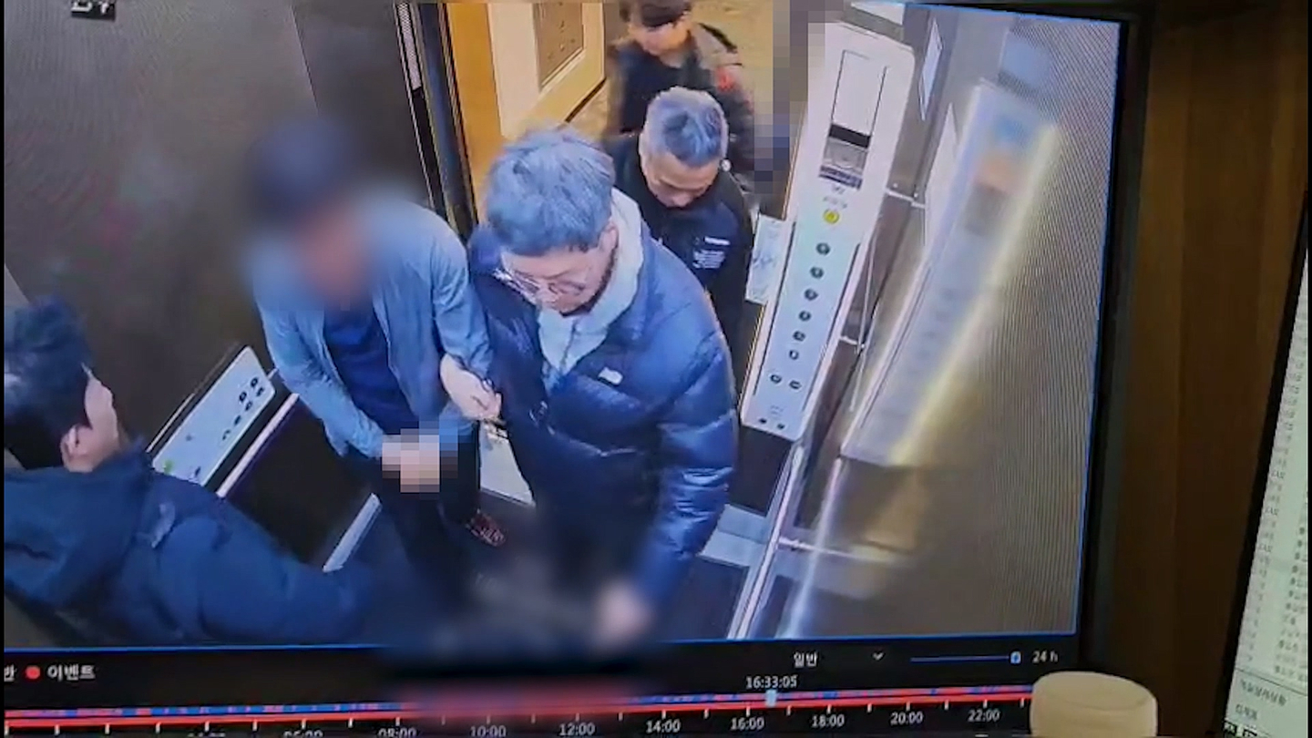 Police arrest a drug suspect in a motel in Paju, Gyeonggi, on Jan. 29. [GYEONGGI BUKBU PROVINCIAL POLICE]