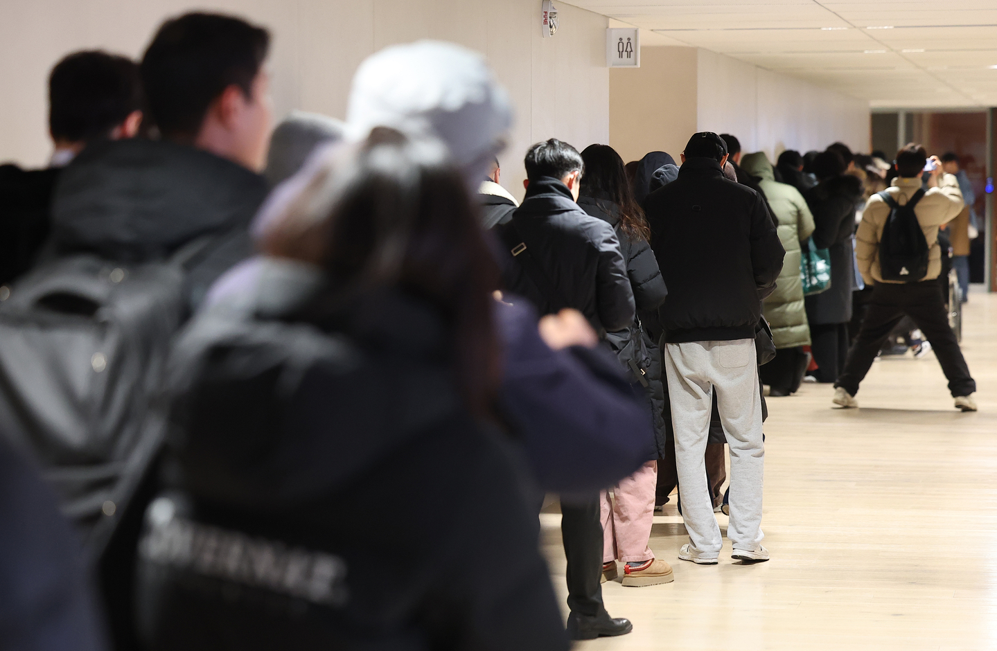 Customers line up to purchase a “Dubai chewy roll” at a Starbucks store in Jongno District, central Seoul, on Jan. 30. [YONHAP] 