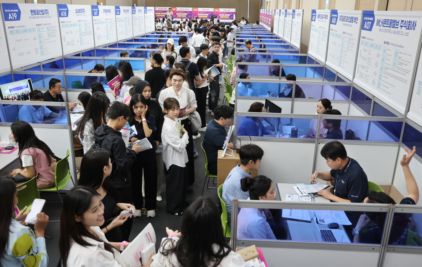 International students attend the Job Fair for International Students in Busan on Aug. 19, 2025, at Busan's Bexco convention center. [YONHAP] 
