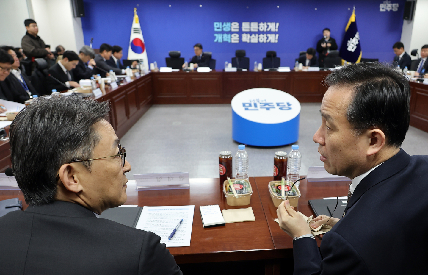 First Vice Finance Minister Lee Hyoung-il, right, speaks with Kwon Dae-young, the vice chairman of the Financial Services Commission, during the ruling Democratic Party's task force meeting on the Middle East crisis at the National Assembly in Seoul on March 16. [YONHAP] 