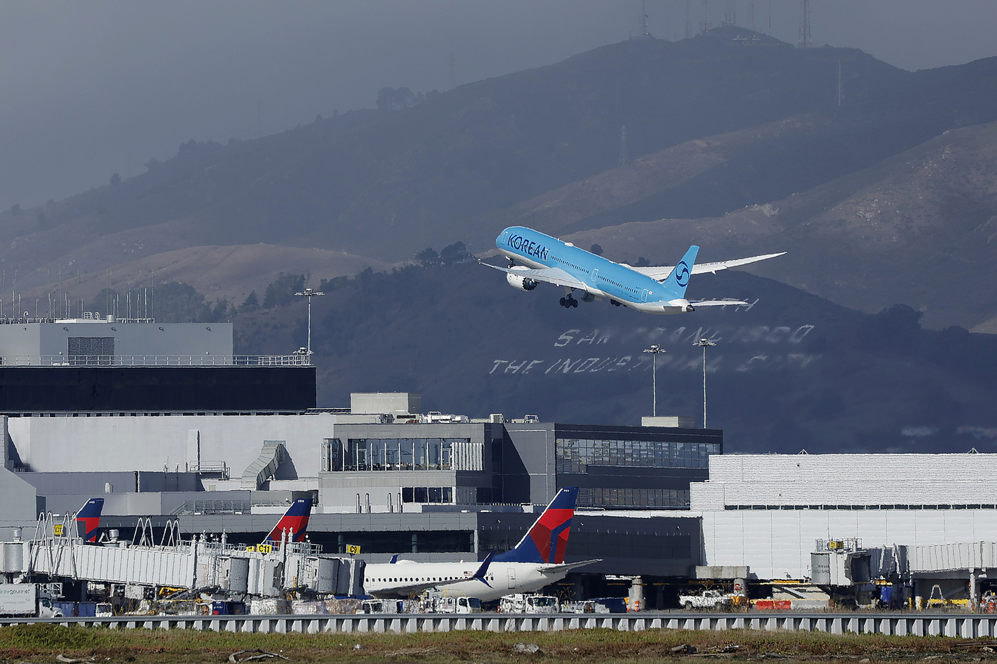 A Korean airlines passenger jet takes off at the San Francisco International Airport as seen from Bayfront Park in Burlingame, California, on Nov. 14, 2025. [EPA/YONHAP] 