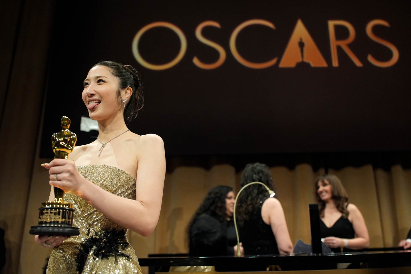 EJAE, winner of the award for best music for ″Golden″ (2025) from the Netflix film ″K-pop Demon Hunters″ (2025), attends the Governors Ball after the Oscars in Los Angeles on March 15. [AP/YONHAP]