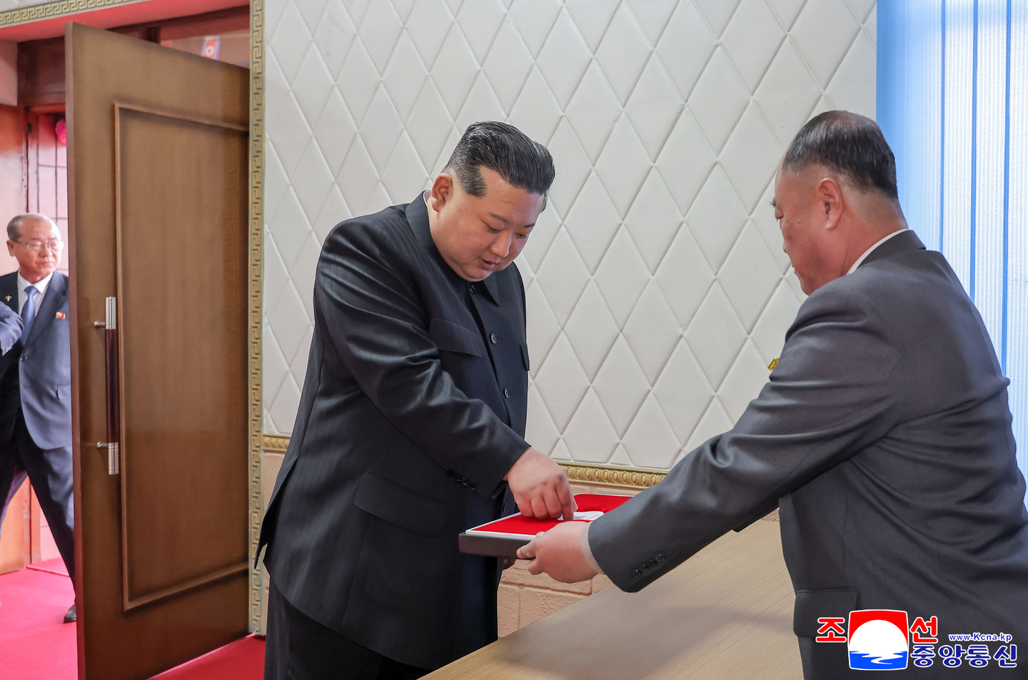 North Korean leader Kim Jong-un, left, casts a ballot at a coal mine constituency on March 15 in elections to pick deputies to the 15th Supreme People's Assembly, in this photo carried by the North's official Korean Central News Agency the following day. [YONHAP]