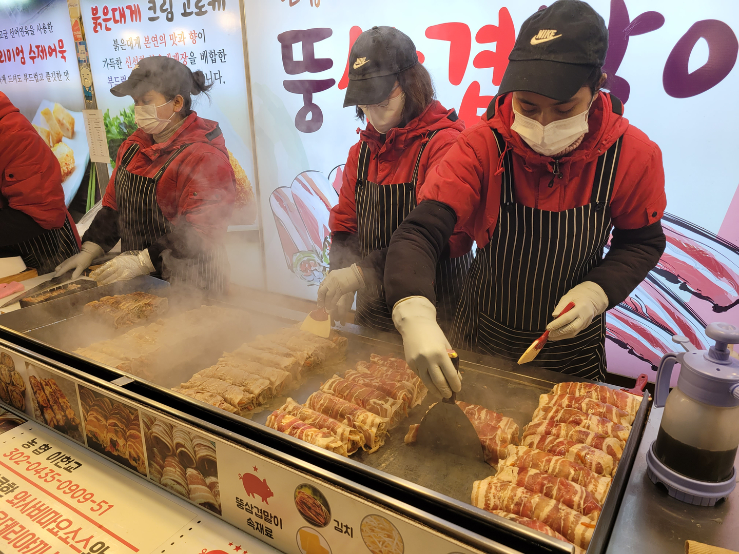 International students cook at a food stall at the Sokcho Central Market in Gangwon. [SON SUNG-BAE]