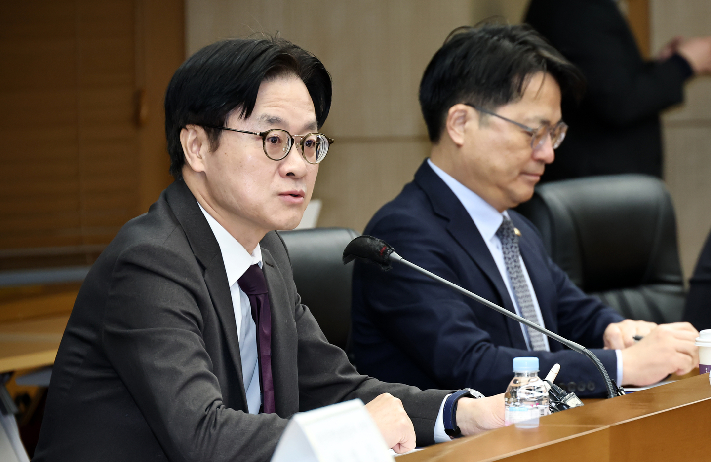Industry Minister Kim Jung-kwan, left, speaks at a meeting of a government committee on the implementation of a strategic investment memorandum of understanding between Korea and the United States on Feb. 13. [YONHAP]