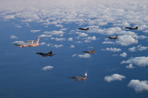 An Air Force early warning aircraft (E-737), known as a “flying command post,” carries Defense Minister Ahn Gyu-back on Jan. 1 and flies with escort from a group of domestically developed fighter jets including the KF-21. [NEWS1]