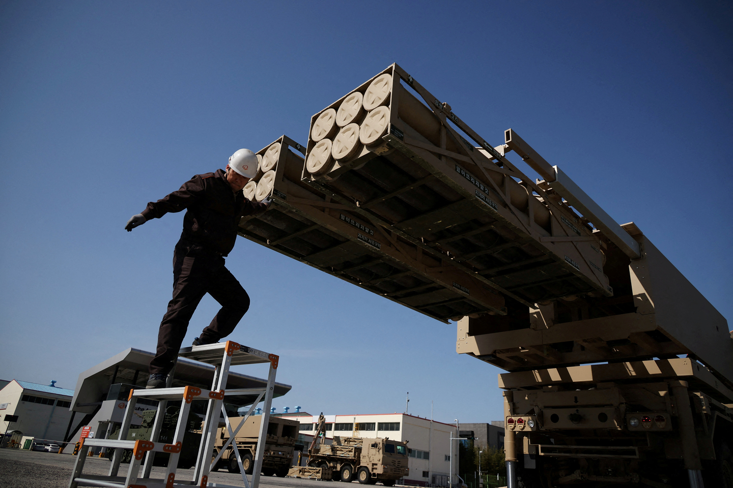 A Hanwha Aerospace engineer checks a K-239 Chunmoo rocket artillery system during its demonstration at Hanwha Aerospace factory in Changwon, South Gyeongsang on March 16, 2023. [REUTERS/YONHAP] 