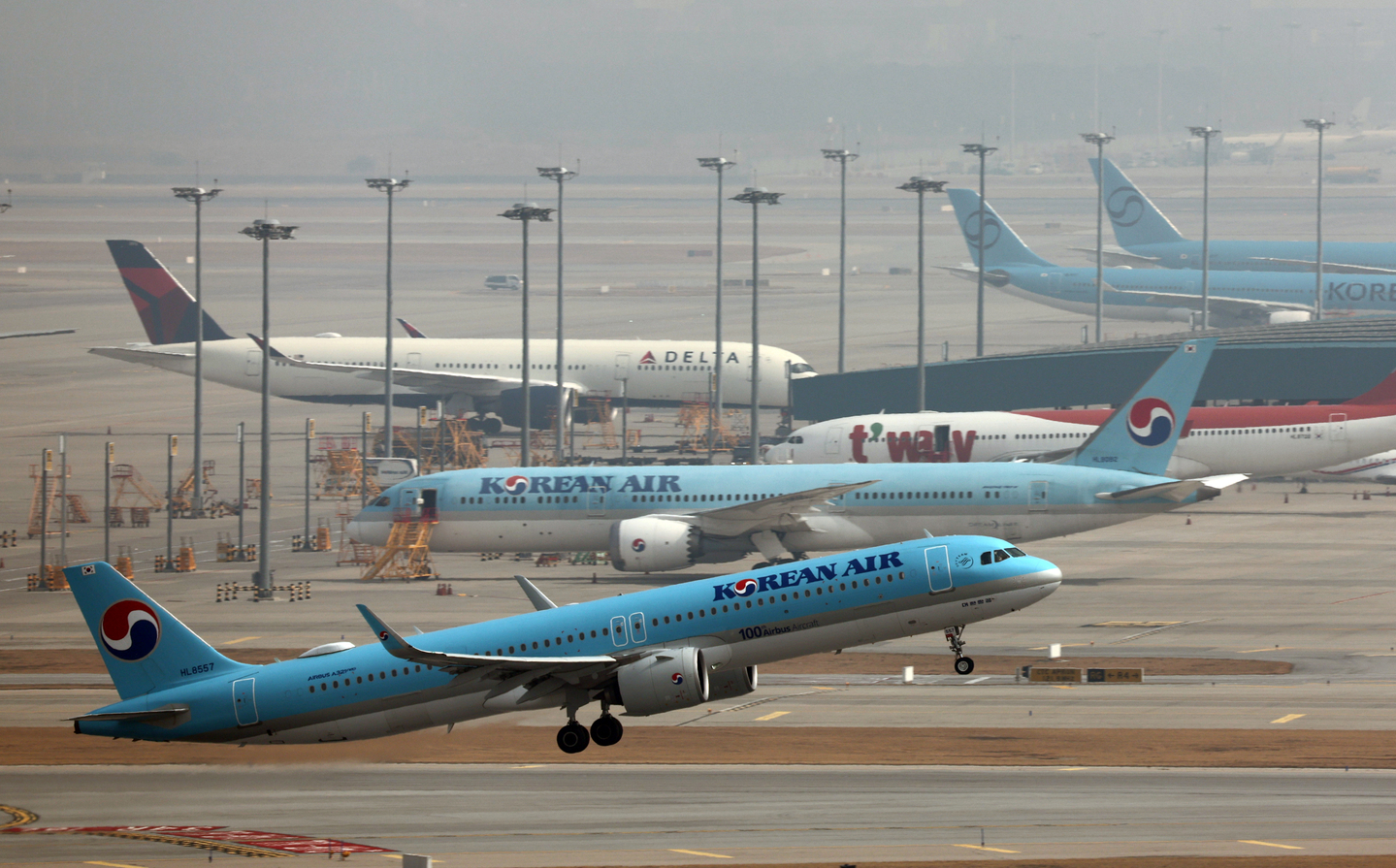 A Korean Air plane takes off at Incheon International Airport on March 16. [YONHAP]