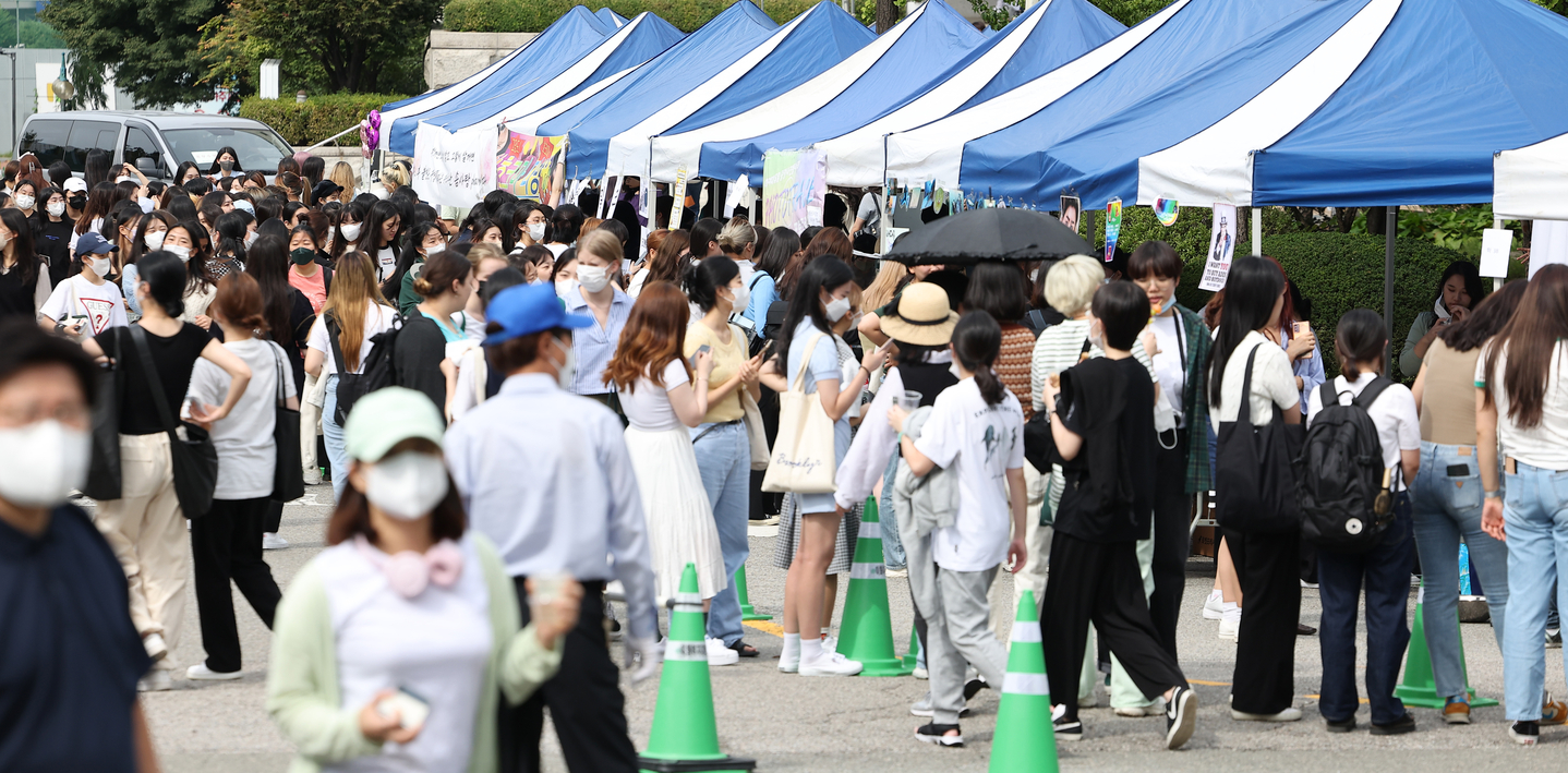 Students enjoy the spring festival at Ewha Womans University in Seodaemun District, western Seoul, in this photo from 2024. [YONHAP] 