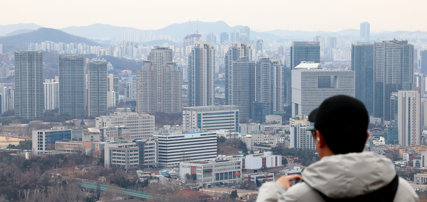 Apartment complexes in Yongsan District, central Seoul, are seen from an observatory on Mount Namsan on Feb. 26. [YONHAP] 