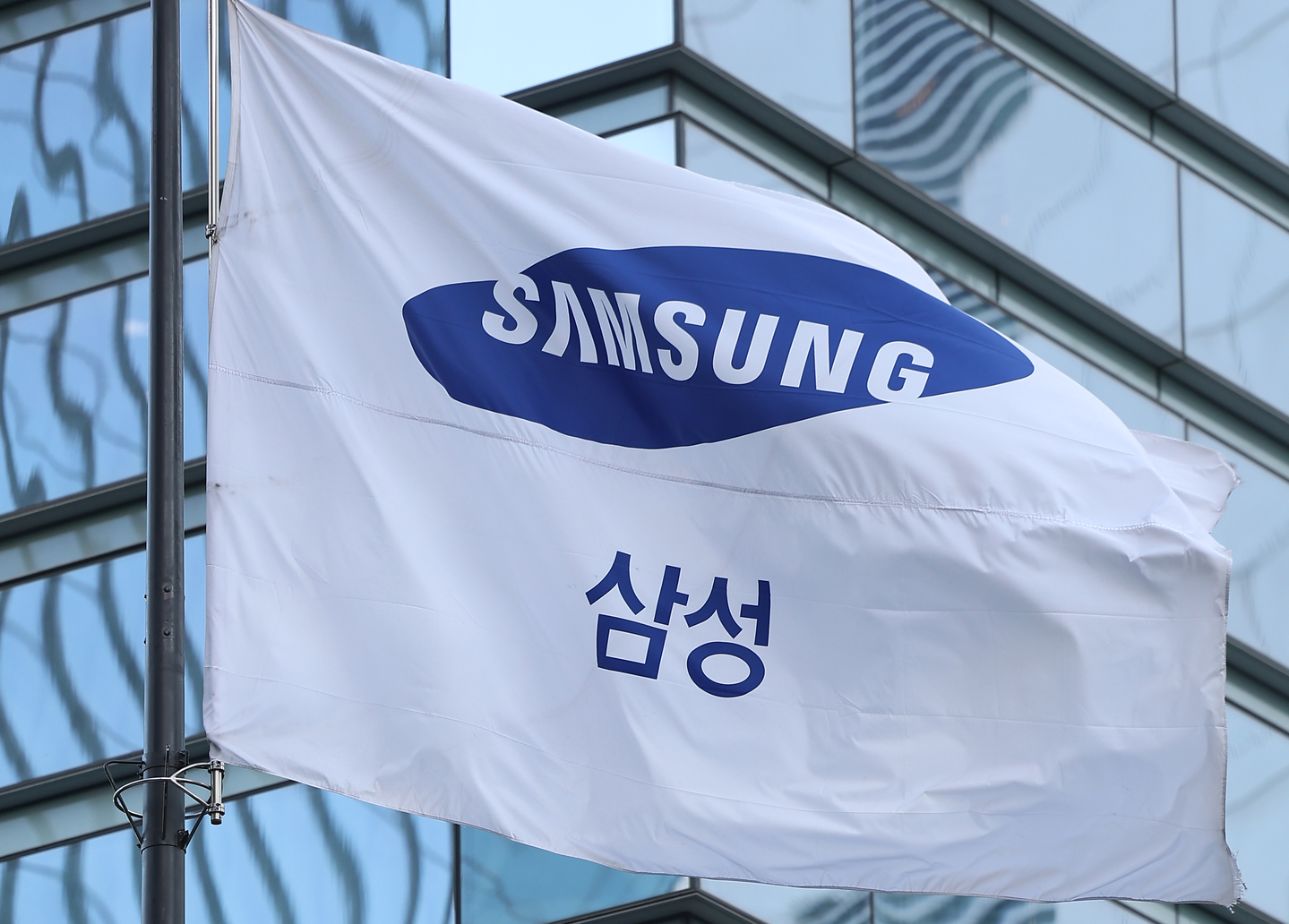 A Samsung Electronics flag flies in front of the company's building in Seocho District, southern Seoul, on Jan. 29. [YONHAP]