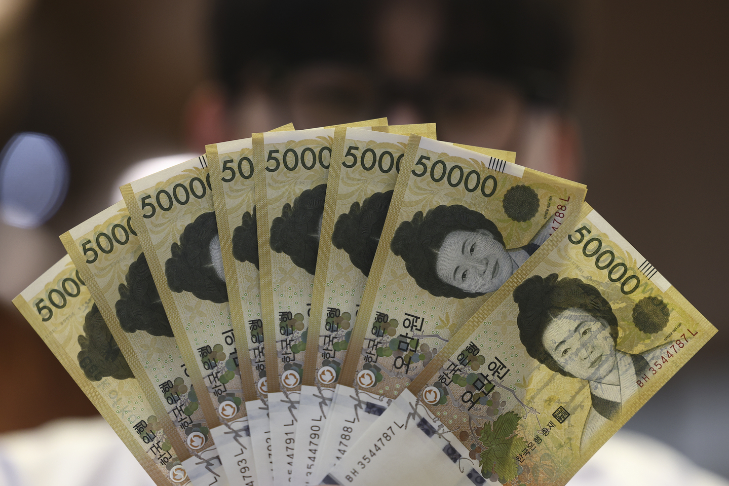 Korean won bills are pictured on Feb. 5. [YONHAP]