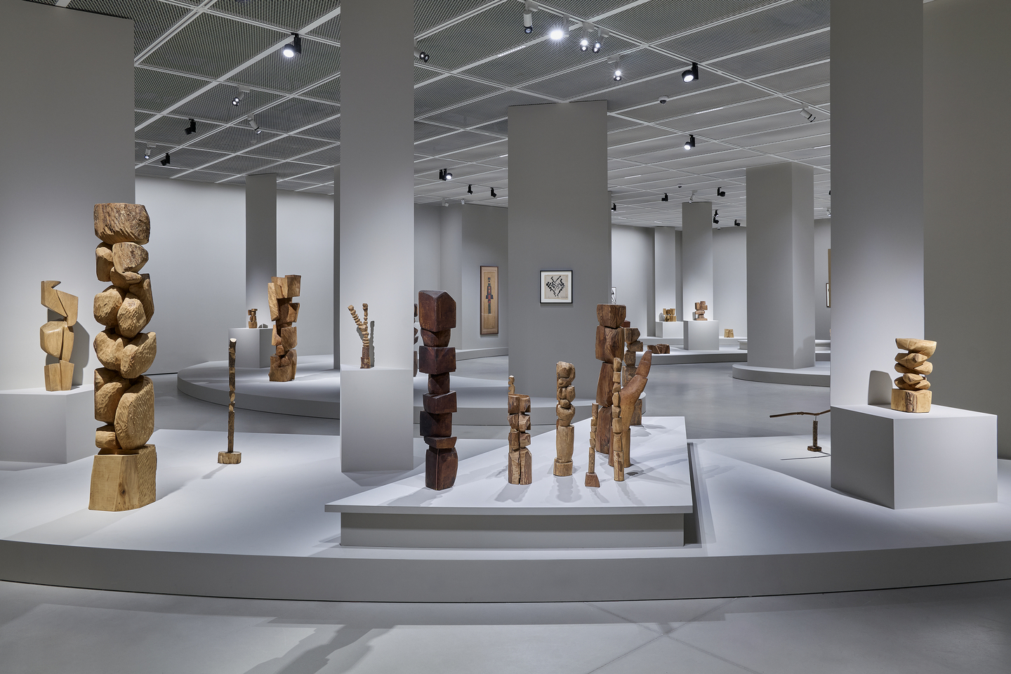 Kim Yun-shin's wooden sculptures are displayed at her retrospective "Two Be One" set to run through June 28 at the Hoam Museum of Art in Yongin, Gyeonggi. [HOAM MUSEUM OF ART]