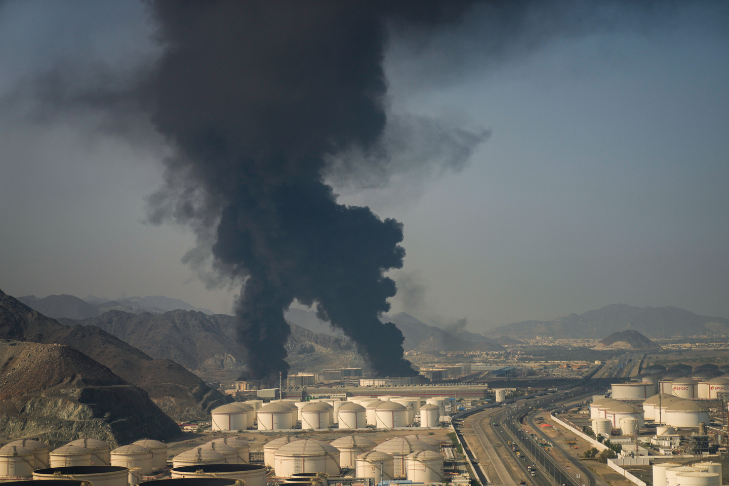 Smoke rises from an oil facility in Fujairah, United Arab Emirates, on March 14. [AP/YONHAP]