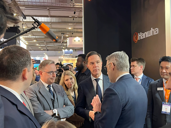 From second left, Belgium Prime Minister Bart De Wever, and NATO Secretary General Mark Rutte at Hanwha Aerospace and Hanwha System's booth at the Brussels European Defence Exhibition & Conference in March. [HANWHA AEROSPACE]