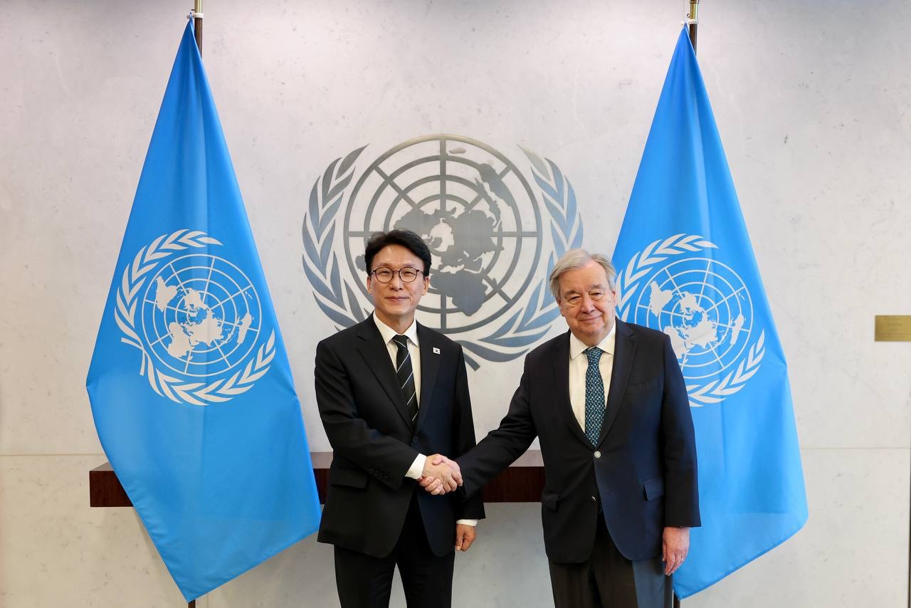 Korean Prime Minister Kim Min-seok, left, poses for a photo with United Nations Secretary-General Antonio Guterres during their meeting at the UN headquarters in New York on March 16 in this photo released by Kim's office. [PRIME MINISTER'S OFFICE]