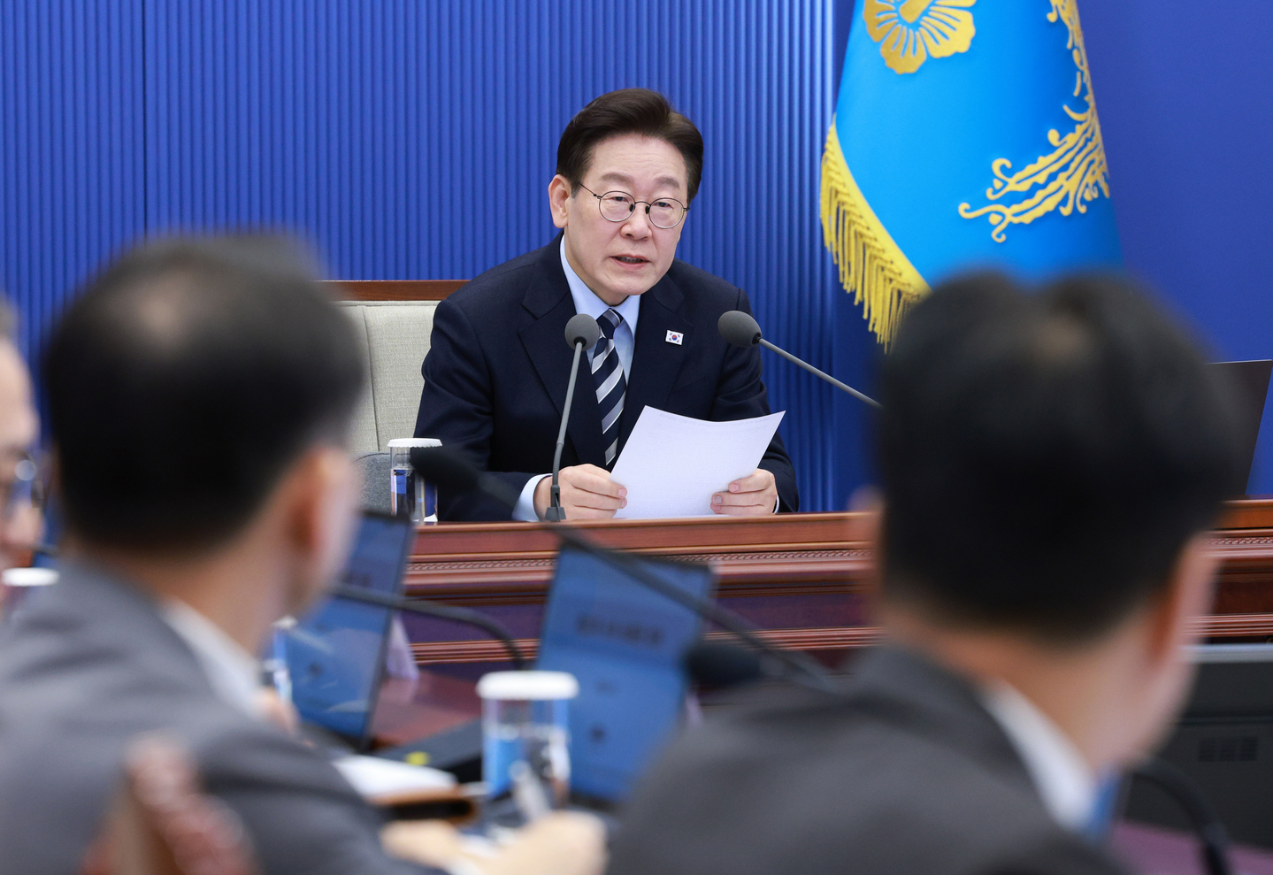 President Lee Jae Myung speaks during a meeting with senior presidential secretaries at Yeomingwan in the presidential office in Cheong Wa Dae on March 12. Lee instructed officials to “prepare a supplementary budget as quickly as possible” during the meeting. [JOINT PRESS CORPS]