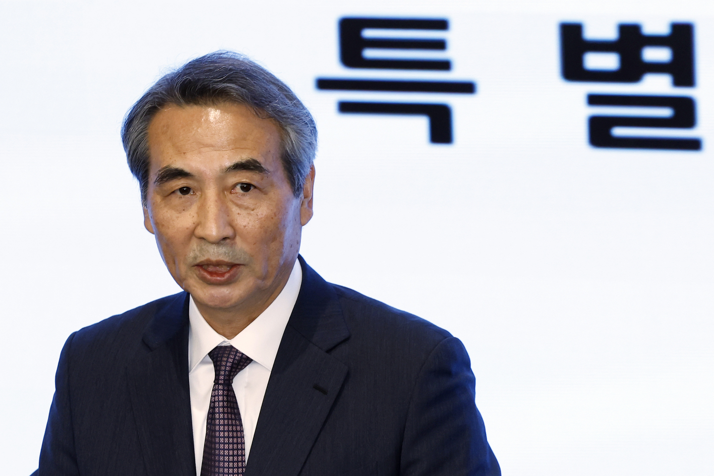 Prosecutor Min Joong-ki gives a briefing on the results of an investigation into allegations involving former first lady Kim Keon Hee, political broker Myung Tae-kyun and shaman Jeon Seong-bae at his special counsel team’s briefing room in Jongno District, central Seoul, on Dec. 29, 2025. [NEWS1]