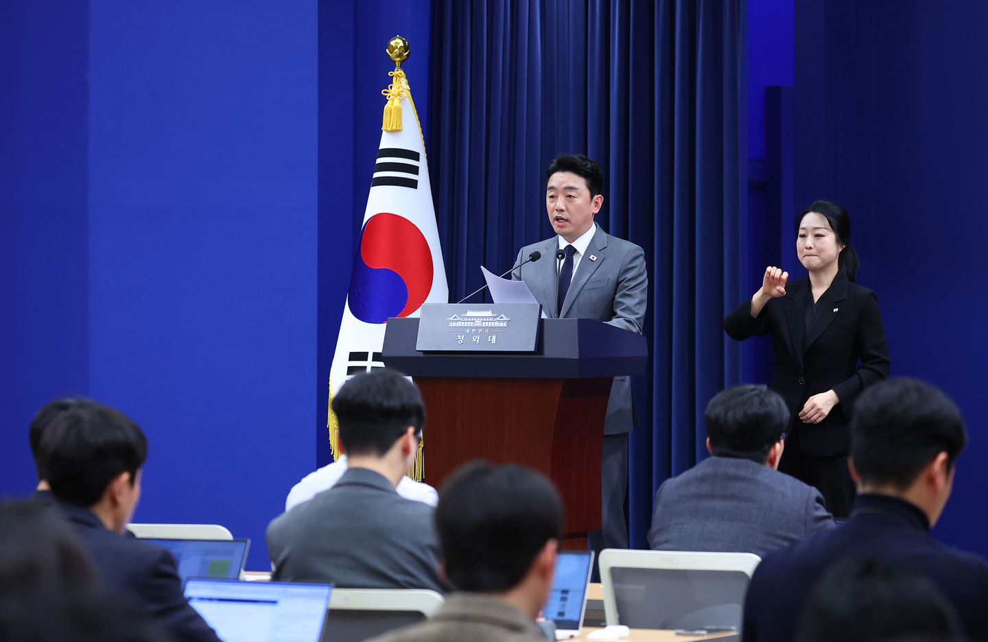 Presidential chief of staff Kang Hoon-sik, center, speaks during a briefing at the Blue House in Jongno District, central Seoul, on March 18. [YONHAP]