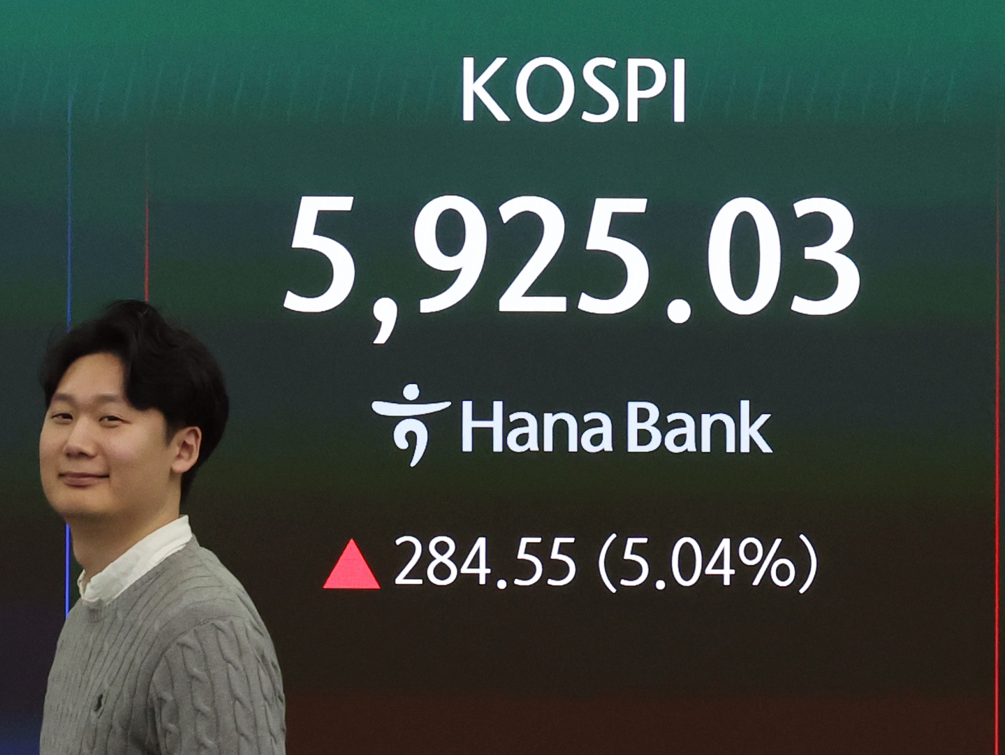 A screen in Hana Bank's trading room in central Seoul shows the Kospi's closing level on March 18. [NEWS1]