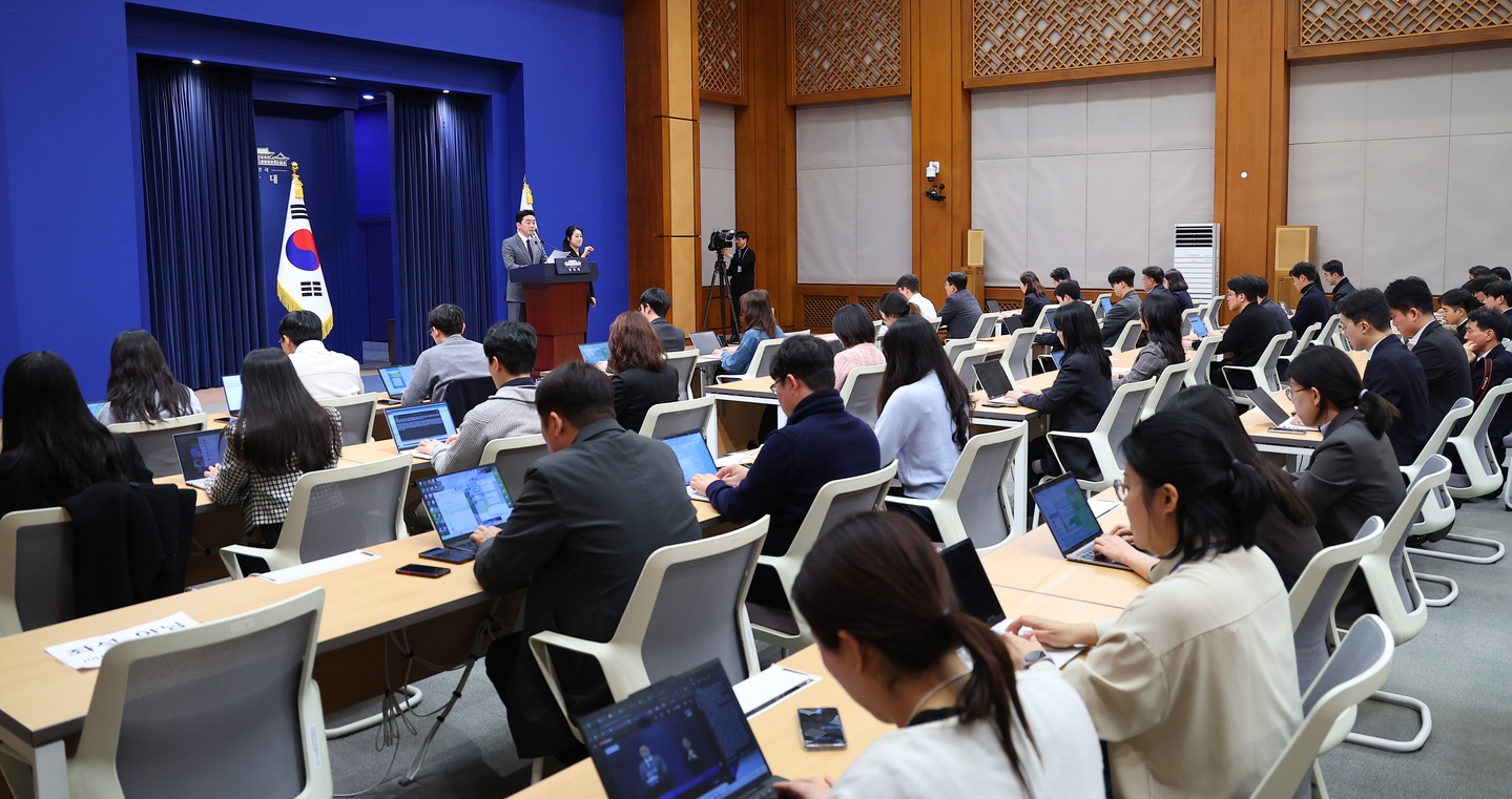 Reporters attend a briefing by presidential chief of staff Kang Hoon-sik at the Blue House in Jongno District, central Seoul, on March 18. [YONHAP]