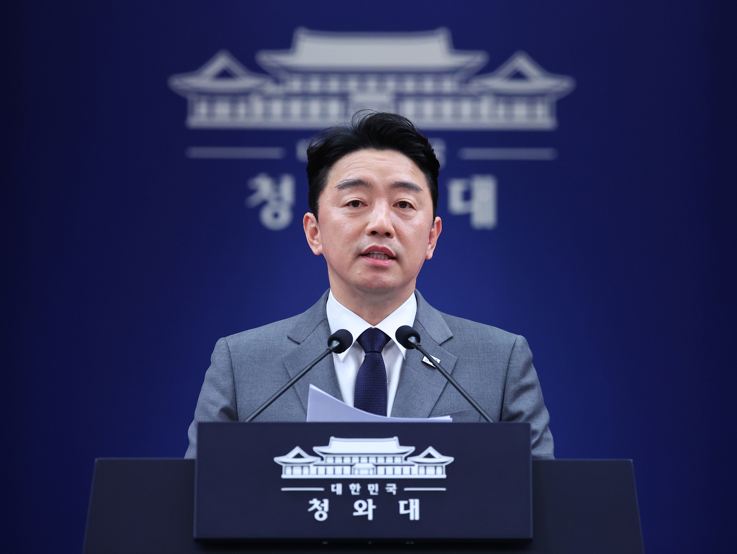 Presidential chief of staff Kang Hoon-sik speaks during a press conference at the Blue House in central Seoul on March 18. [YONHAP]