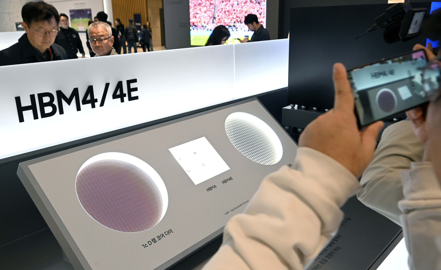 Shareholders look at next-generation high bandwidth memory products, sixth-generation HBM4 and seventh-generation HBM4E, at Samsung Electronics’ 57th annual general meeting at Suwon Convention Center in Yeongtong District, Suwon, Gyeonggi, on March 18. [KIM SEONG-RYONG]