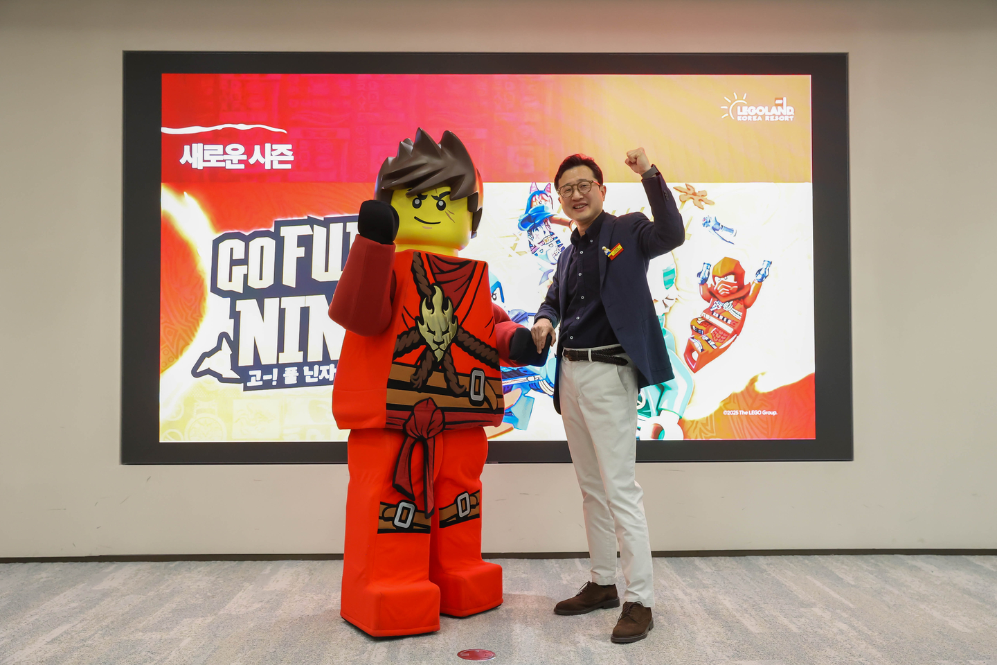 Lee Seong-ho, CEO of Merlin Entertainments Korea, which operates Legoland Korea, poses with ninjago at a press conference held on March 18 in central Seoul. [LEGOLAND KOREA]