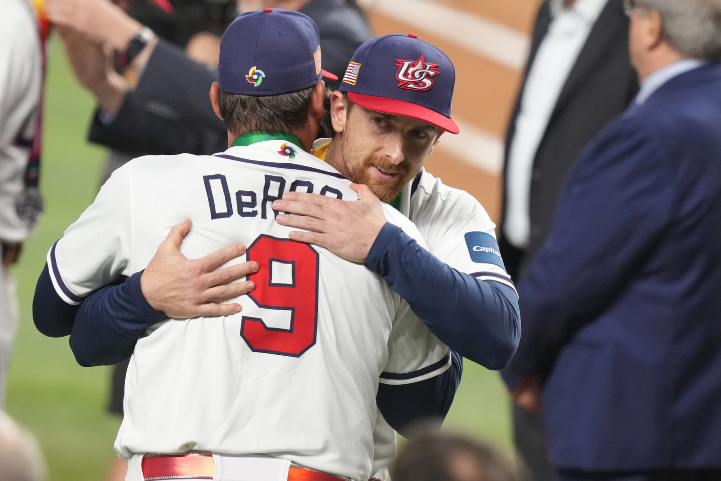 U.S. manager Mark DeRosa hugs starting pitcher Nolan McLean at the end of the championship game of the World Baseball Classic against Venezuela in Miami on March 17. [AP/YONHAP]