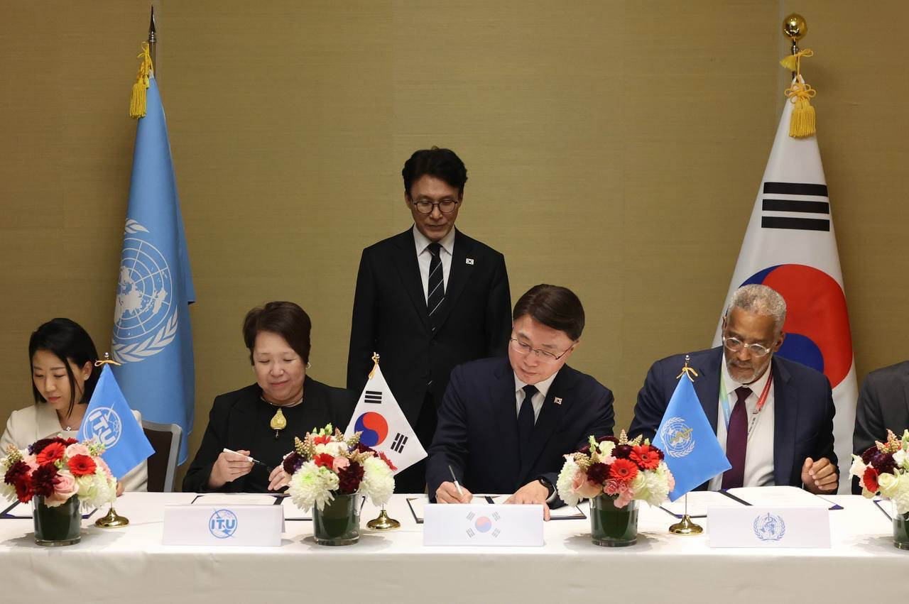 Representatives sign a memorandum of understanding for cooperation on a global AI hub at the InterContinental Hotel in Geneva on March 17. [YONHAP]