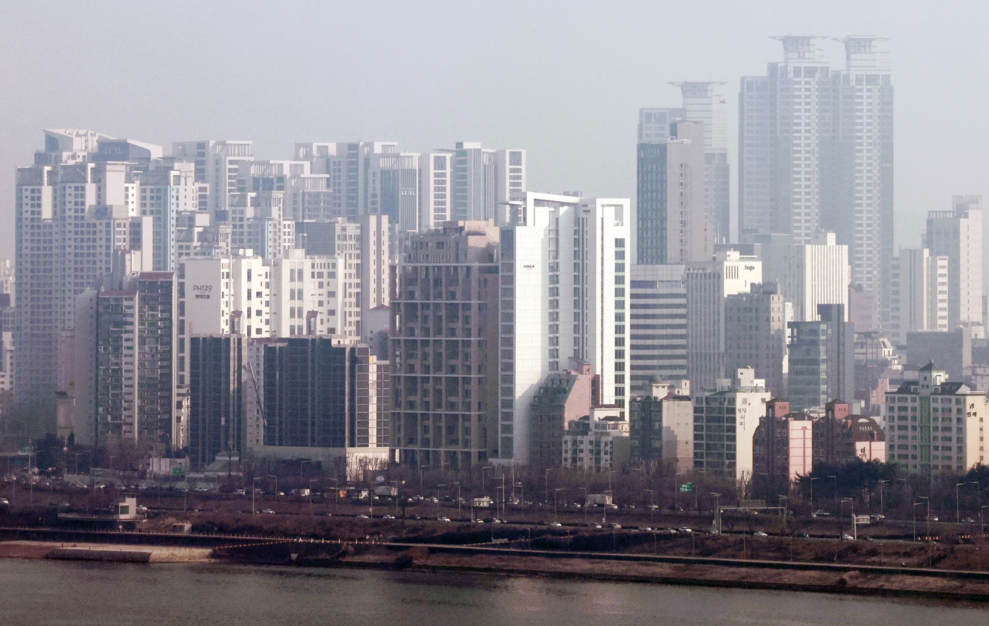 Apartment complexes in Gangnam District, southern Seoul, are seen on March 17. [NEWS1]