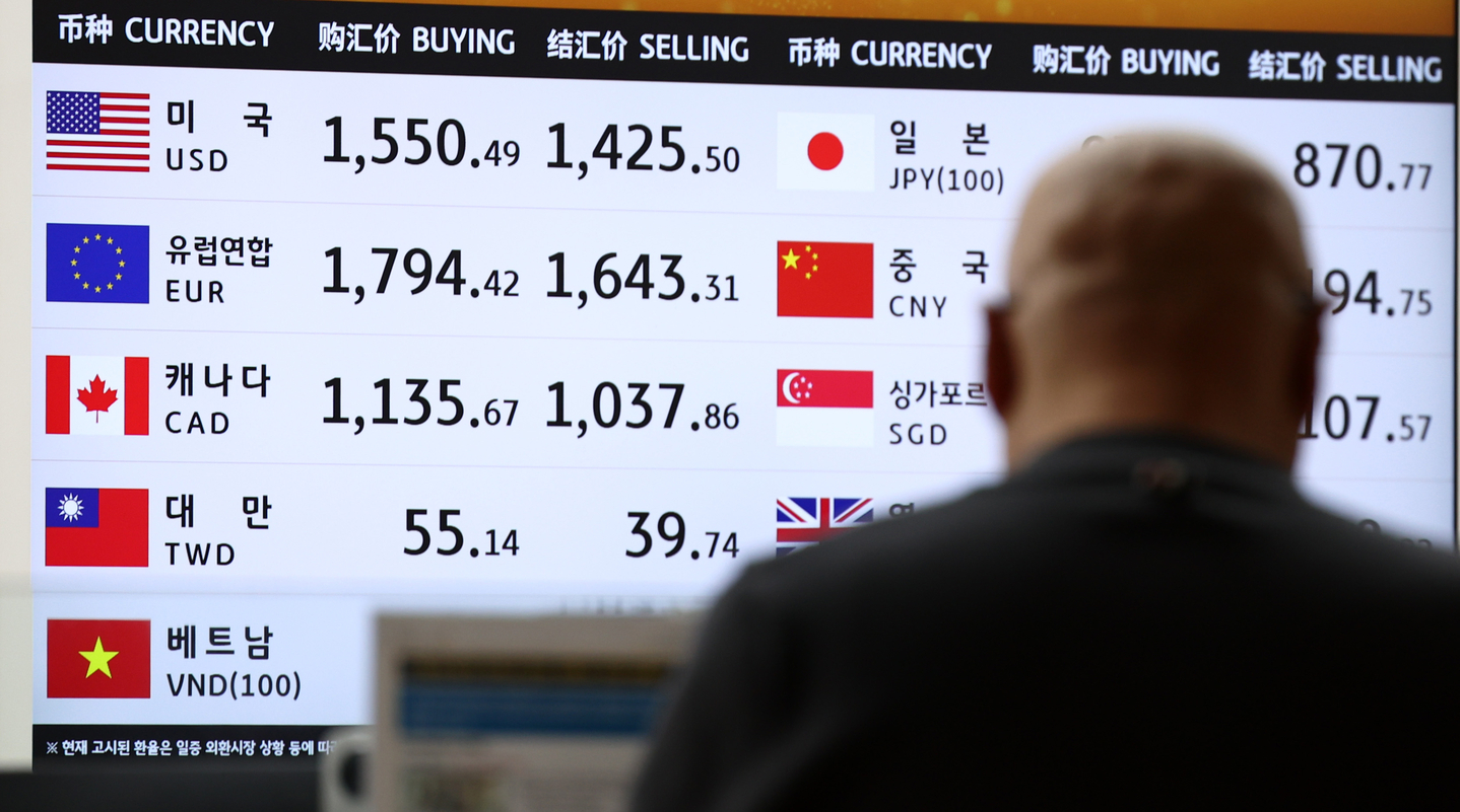 Foreign exchange rates are displayed on an electronic board at Incheon International Airport Terminal 1 on March 18. [NEWS1]