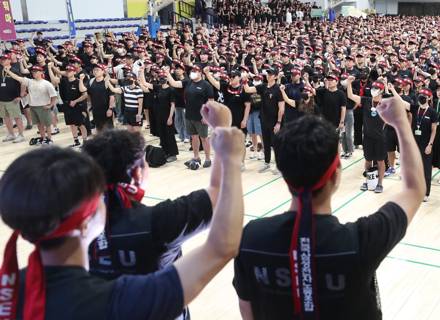 Members of the National Samsung Electronics Union chant slogans during a rally calling for victory in a general strike held at Samsung Semicon Sporex in Giheung District, Yongin, Gyeonggi, on July 22, 2024. [NEWS1]