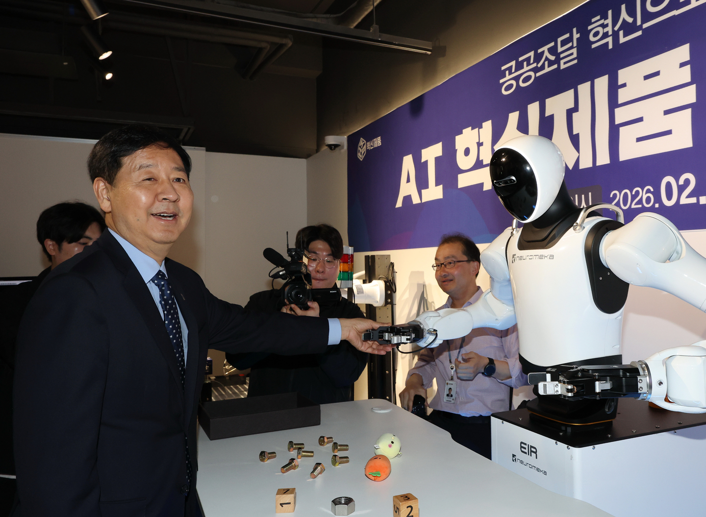 Finance Minister Koo Yun-cheol is seen visiting a robotics company on Feb. 27. [YONHAP]