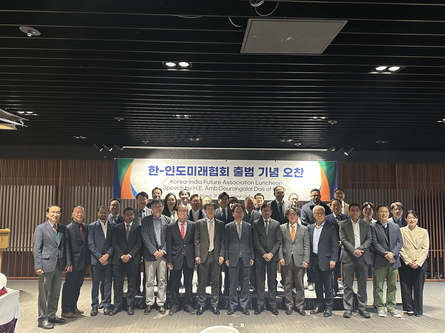 Participants, including Indian Ambassador to Korea Gouranggalal Das, ninth from left, and President of the Korea-India Future Association Shin Bong-kil, eighth from left, pose for a commemorative photo during a luncheon celebrating the launch of the association held at the Seoul Club in central Seoul on March 18. [SEO JI-EUN]
