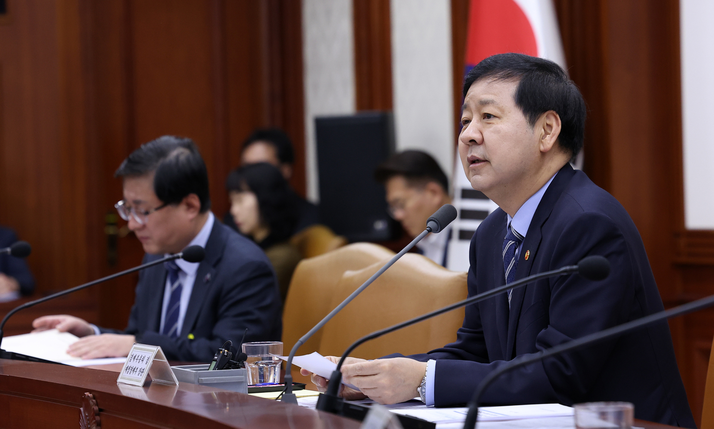 Finance Minister Koo Yun-cheol speaks during a meeting of economy-related ministers at the government complex in Seoul on March 18. [NEWS1]