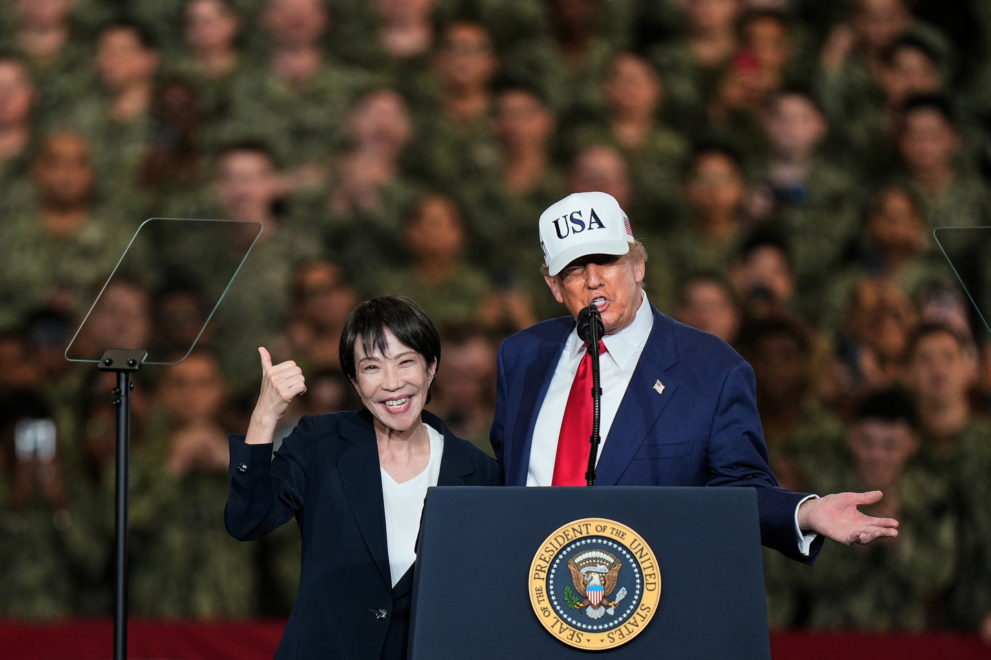  Japanese Prime Minister Sanae Takaichi gestures as U.S. President Donald Trump delivers his speech during their visit to the aircraft carrier USS George Washington at the U.S. Navy's Yokosuka base in Yokosuka, south of Tokyo, on Oct. 28, 2025. [AP/YONHAP]